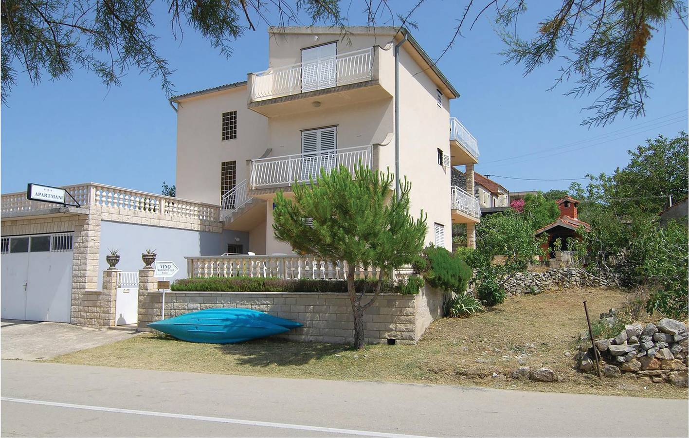 Ganze Ferienwohnung, Modernes Apartment mit Terrasse und Parkplatz, 700 m von der Küste in Zaboric entfernt in Zaboric, Šibenik-Knin