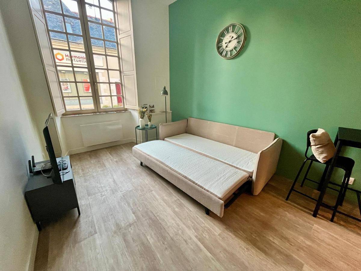 Appartement entier, One-Bedroom Apartment in Beaufort-en-Vallée, Région d'Angers