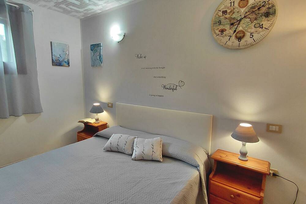 Hel lägenhet, La Rondinara - Two Bedroom Apartment, Sleeps 5 in Olmedo, Nurra