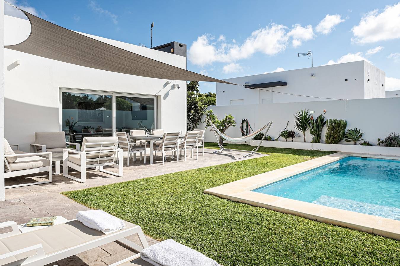 Villa 'Chill Out Of City' mit privatem Pool, Wlan und Klimaanlage in Pago del Humo, Chiclana de la Frontera