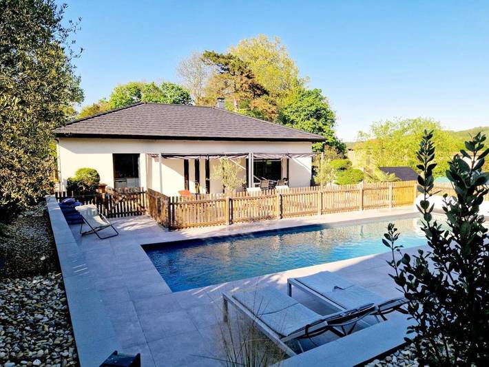 Location de vacances pour 8 personnes, avec Balcon et Terrasse ainsi que Piscine et Vue à Laveyron