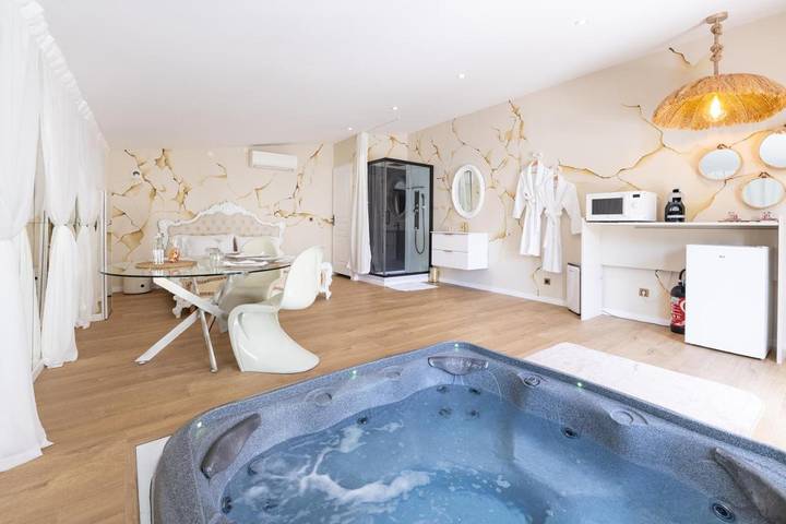 Chambre d’hôte pour 2 personnes, avec terrasse ainsi que piscine et jacuzzi