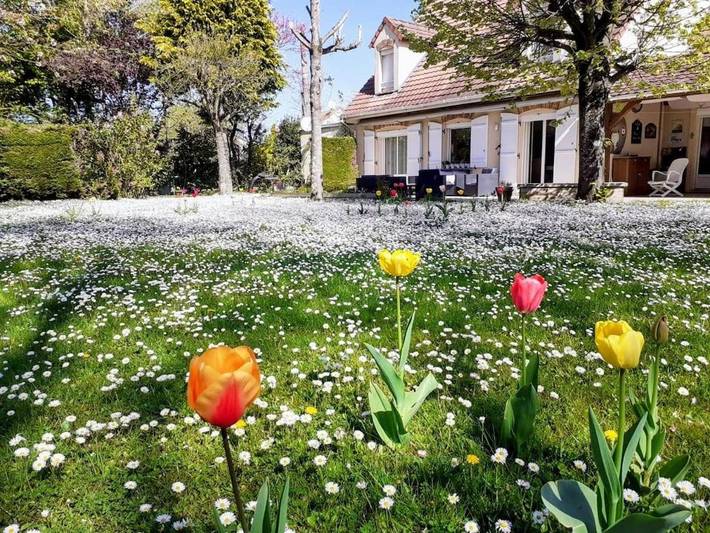 Location de vacances pour 14 personnes, avec jardin et terrasse à Mandres-les-Roses