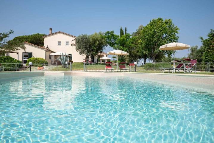 Agriturismo per 4 persone, con giardino e terrazza nonché piscina e panorama, con animali domestici in Massa Marittima