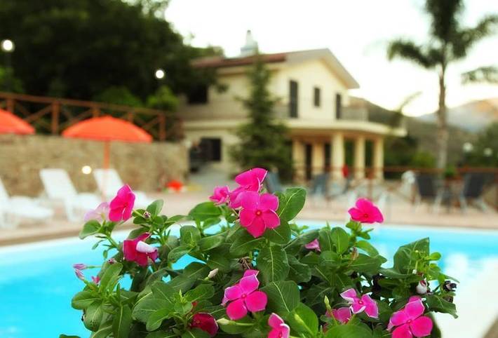 Casa vacanza per 6 persone, con Balcone e Terrazza nonché Giardino e Piscina a Francavilla di Sicilia