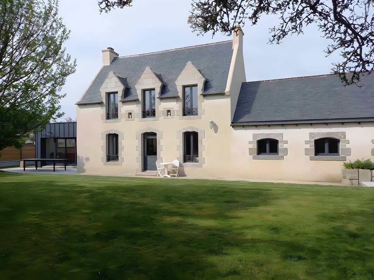 Holiday Home “Les Agapanthes” with Private Terrace, Garden, and Wi-Fi in Kerlouan, Brest region