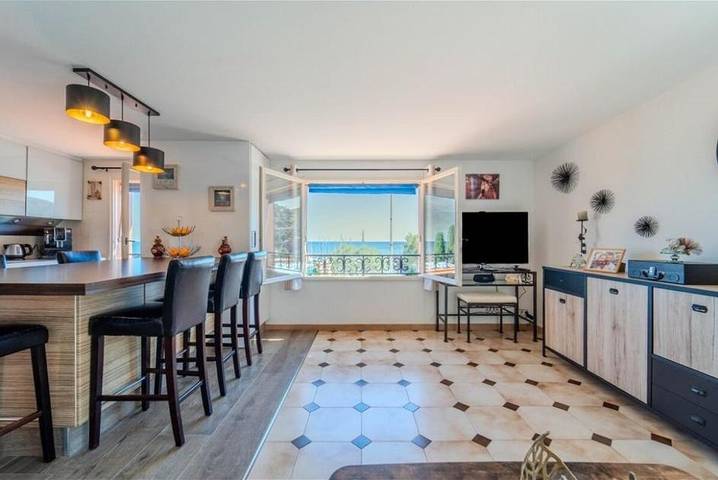 Appartement de vacances pour 9 personnes, avec vue ainsi que terrasse et piscine