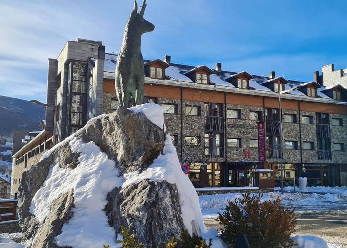 Hôtel pour 4 personnes, avec vue et piscine ainsi que terrasse et bassin pour enfant, animaux acceptés