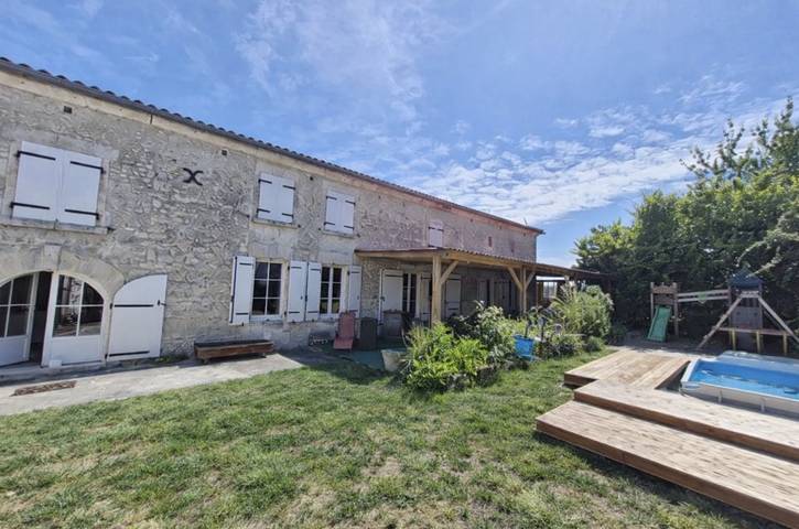 Location de vacances pour 8 personnes, avec terrasse et jardin, adapté aux familles à Criteuil-la-Magdeleine