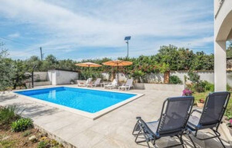 Ferienwohnung für 5 Personen, mit Terrasse und Garten in Nova Vas