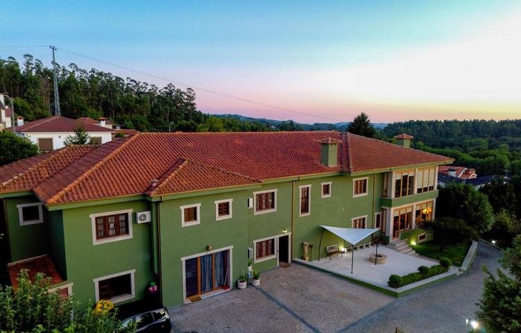 Location de vacances pour 2 personnes, avec piscine et balcon ainsi que jardin et vue dans Paços de Ferreira