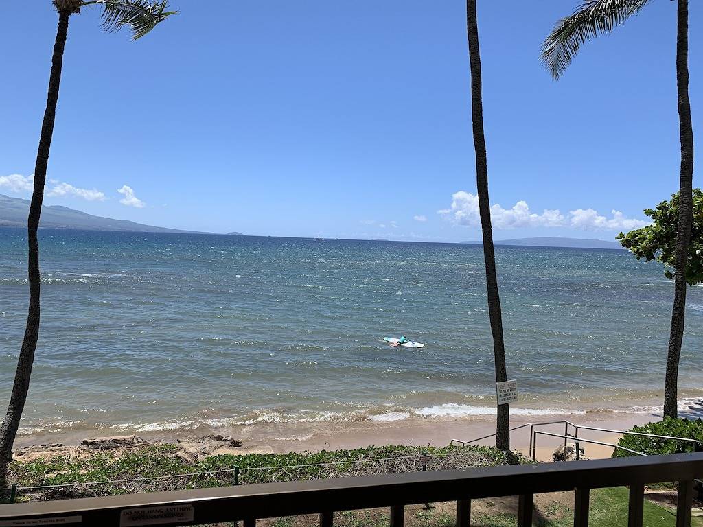 Ganze Wohnung, Direct Beachfront w / Superior Views. Kürzlich renoviert, neue Klimaanlage, Schlafmöglichkeiten für 6. in Maalaea, West Maui