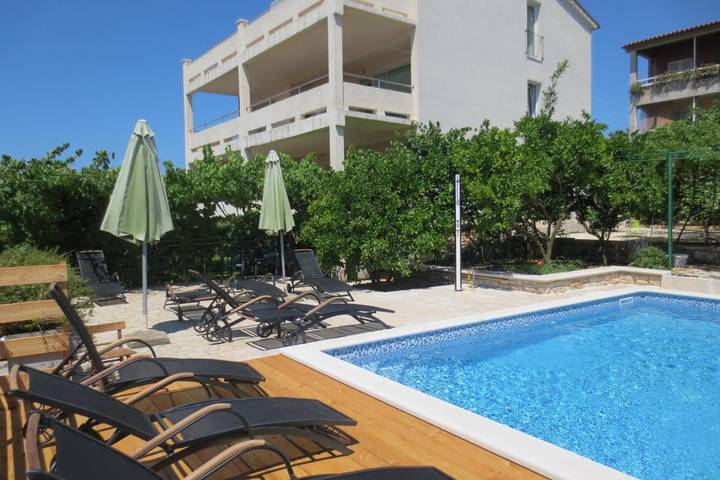 Apartament wakacyjny dla 2 osób, z basen i ogród oraz widok i balkon w Pula