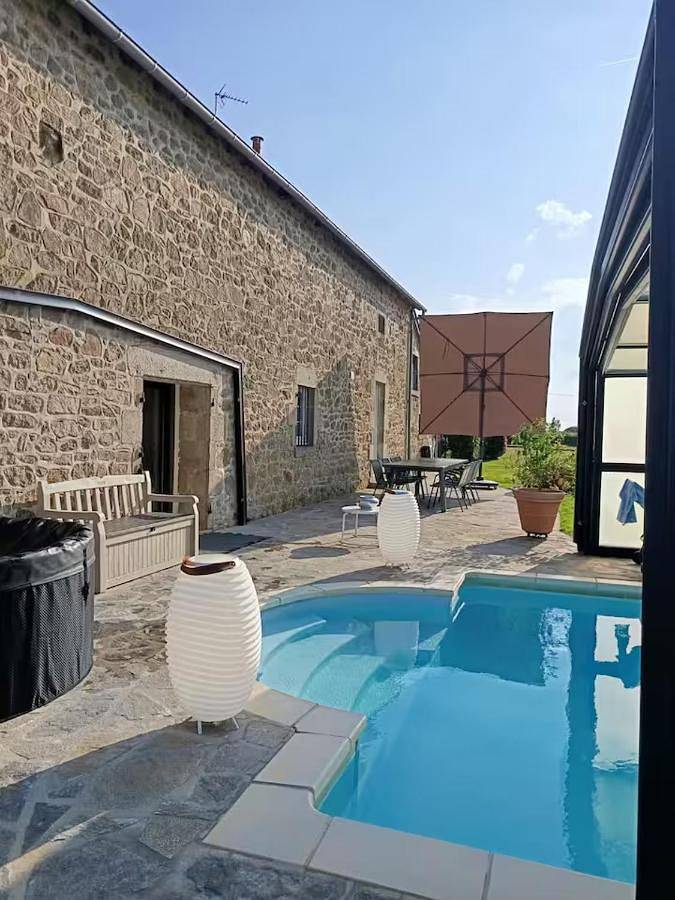 Location de vacances pour 12 personnes, avec piscine ainsi que jardin et jacuzzi, animaux acceptés à Crozon-sur-Vauvre