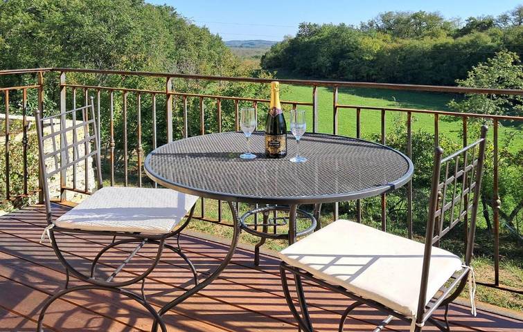 Location de vacances pour 8 personnes, avec jardin ainsi que piscine et balcon à Montgesty - 2