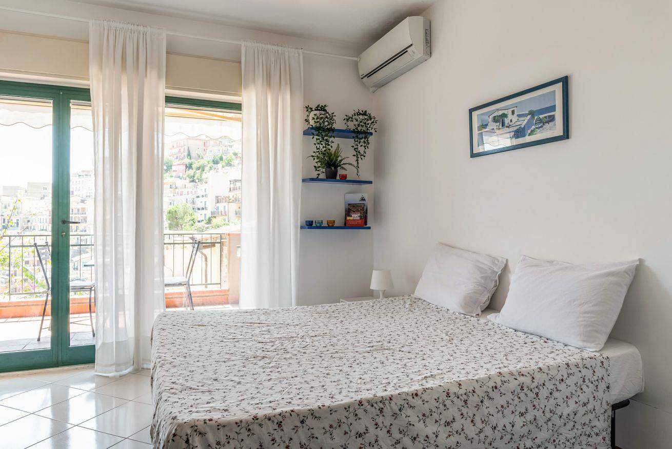 Entire apartment, Romantic Retreat in Taormina in Taormina, Messina Province
