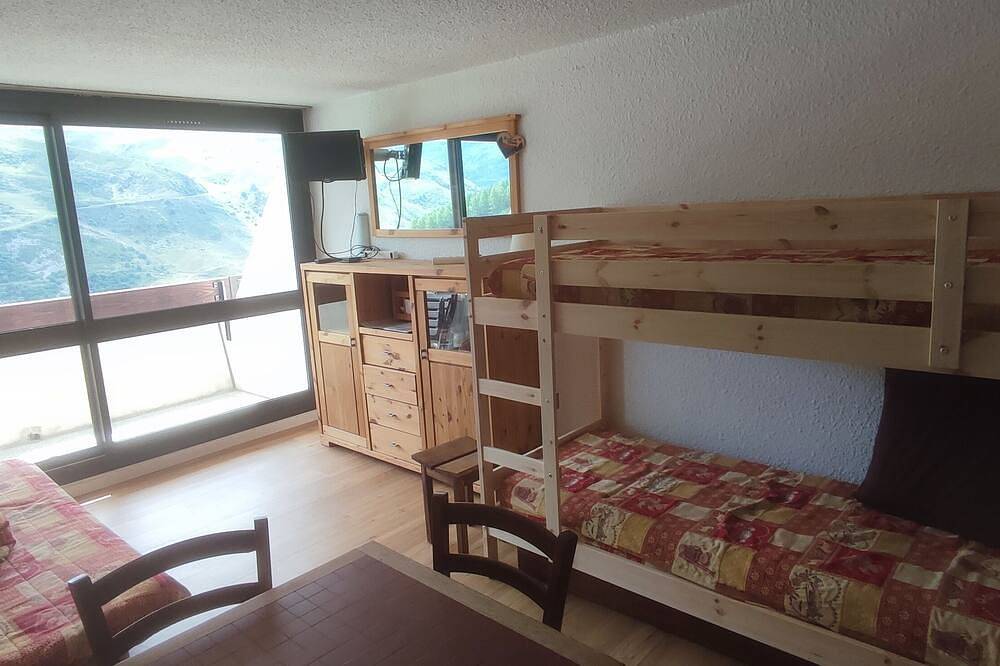 Ganze Wohnung, Abfahrt auf Skiern auf einer grünen Piste. Volle Sonne auf der Terrasse in Les Menuires, Saint-Martin-de-Belleville