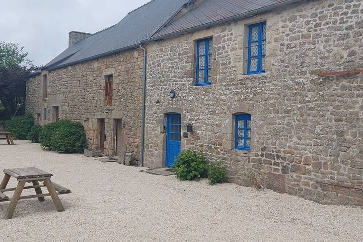 Gîte pour 9 personnes, avec jardin à Mégrit