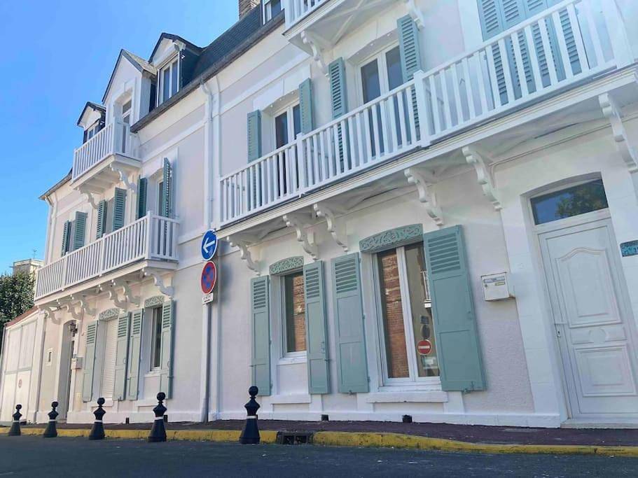 Villa Amica, Terrasse et jardin, à 50m de la plage in Villers-sur-Mer, Région de Lisieux