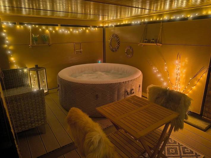 Maison d’hôte pour 2 personnes, avec terrasse ainsi que piscine et vue