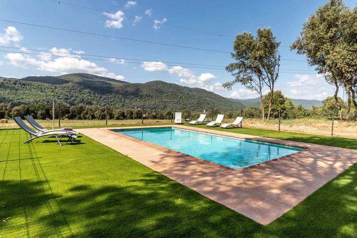 Casa rural para 10 personas, con piscina además de jardín y vistas, Se admiten mascotas en Argelaguer