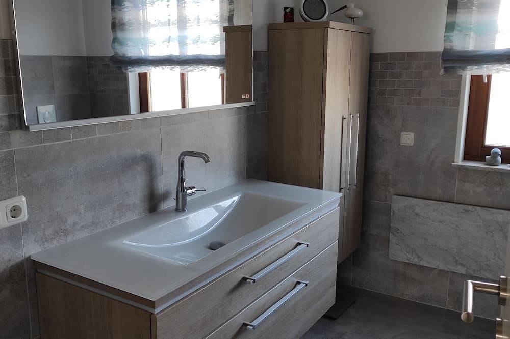 Ganze Wohnung, Schöne gemütliche Wohnung im Eg eines Einfamilienhauses, Terasse, Abstellplatz. in Freistett, Rheinau