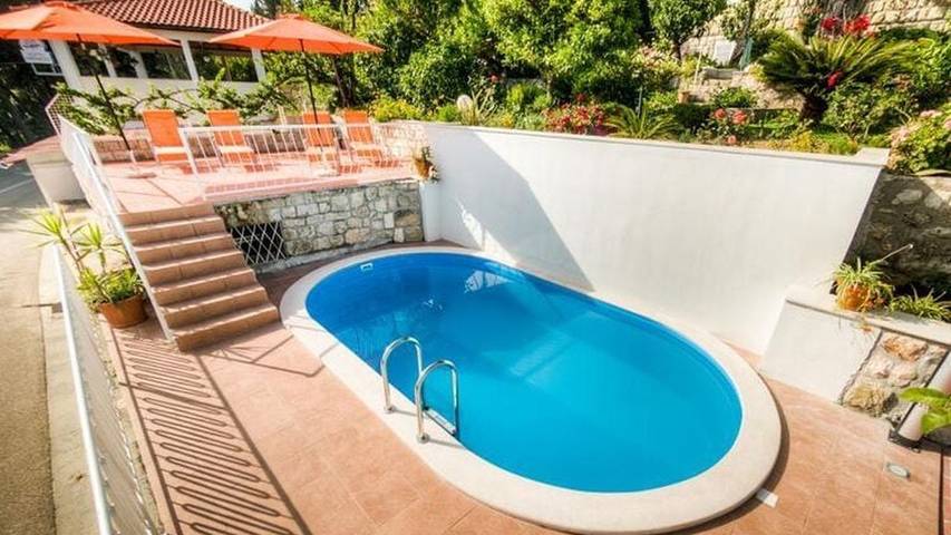 Holiday letting for 2 people, with pool and balcony, with pets in Srebreno