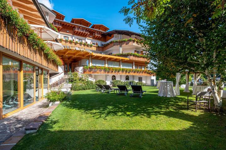 Hôtel pour 3 personnes, avec sauna et jacuzzi ainsi que piscine et jardin