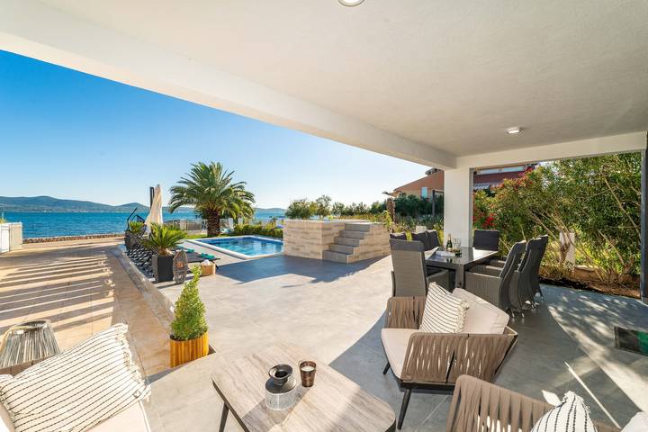 Ferienhaus für 9 Personen, mit Balkon/Terrasse und Pool in Sukosan