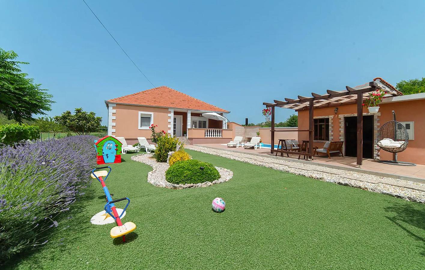 Moderne 2-Zimmer-Wohnung mit Pool und Terrasse in der Nähe des Stadtzentrums von Benkovac in Benkovac, Grad Benkovac