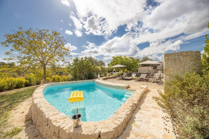 Trullo per 4 persone, con piscina e giardino nonché terrazza ad Alberobello