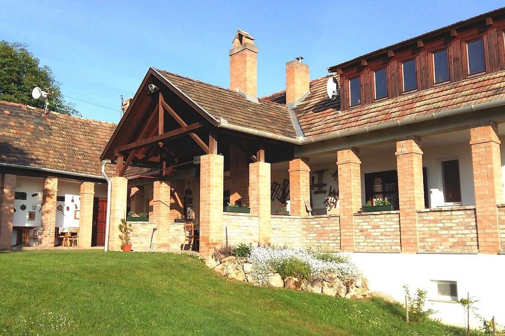 Ganze Wohnung, Kleines Dorf, kleines Gästehaus, Wein und Entspannung in der Weinregion Neszmély 7682 in Dunaszentmiklós, Kleingebiet Totis