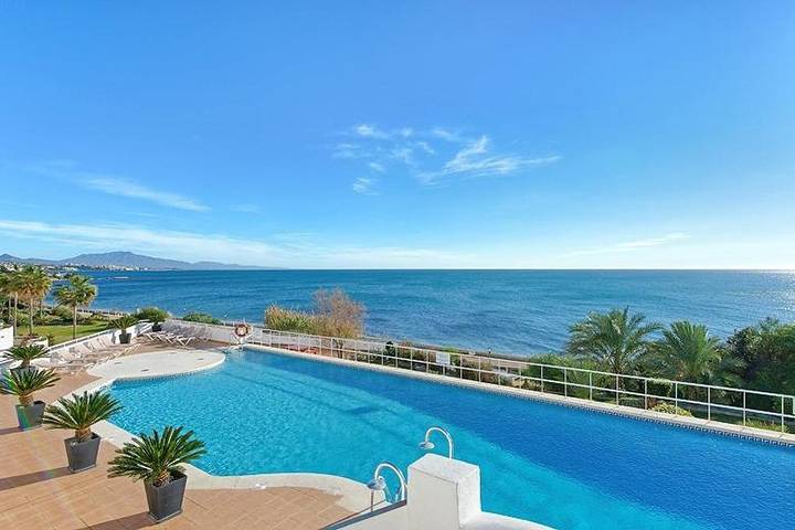Location de vacances pour 6 personnes, avec Vue sur l’océan ainsi que Balcon et Piscine à Estepona