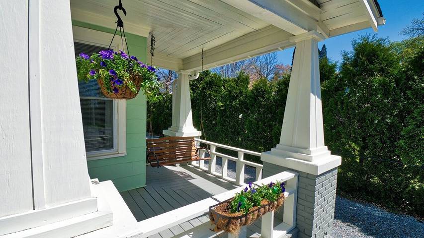 Vacation rental for 8 people, with yard in Hendersonville