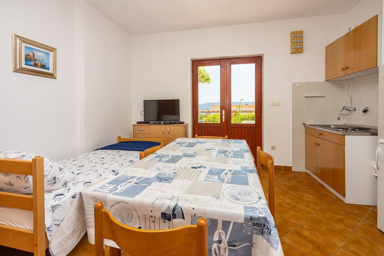Ganze Wohnung, Beschauliches Studio-Apartment nur 250 Meter zum Strand mit Meerblick, Parkplatz, Grill in Povile, Primorje-Gorski Kotar