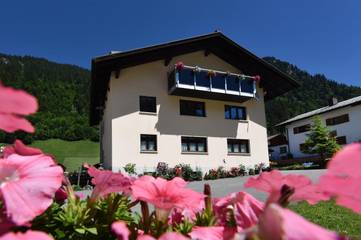 Ferienwohnung für 8 Personen, mit Ausblick und Garten in Klösterle