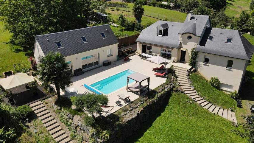 Location de vacances pour 6 personnes, avec Terrasse ainsi que Jardin et Piscine à Montgaillard (Hautes-Pyrénées)