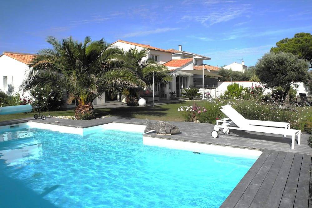 Exceptional seafront property - Private access & outbuilding in Angoulins, La Rochelle region