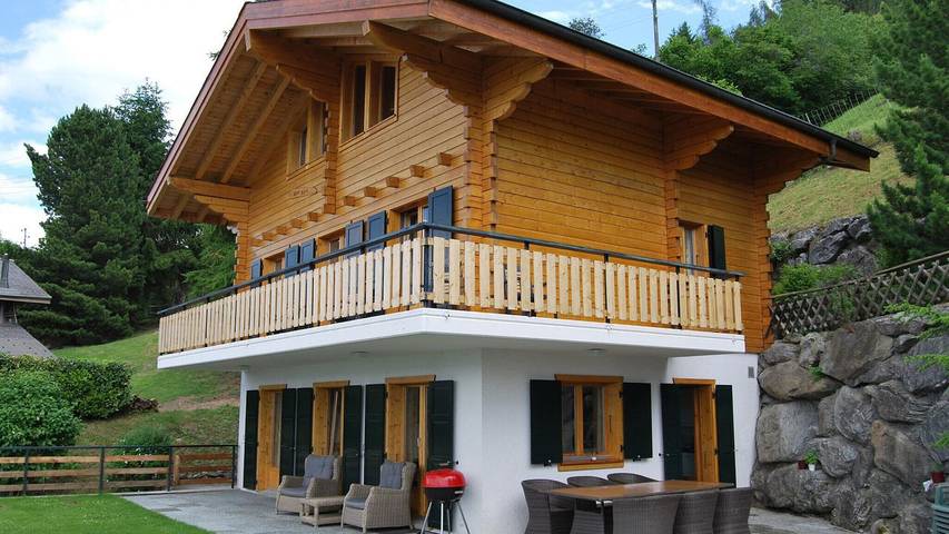 Ferienhaus für 10 Personen, mit Terrasse und Pool sowie Garten im Wallis
