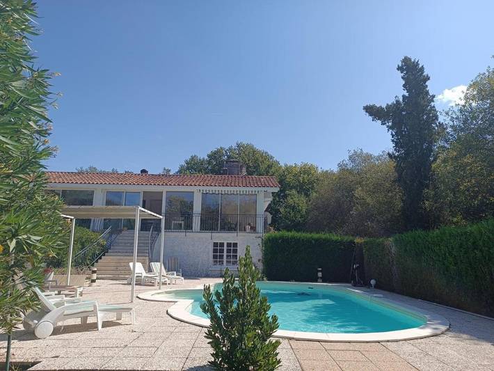 Maison de vacances pour 6 personnes, avec terrasse ainsi que piscine et jardin, animaux acceptés