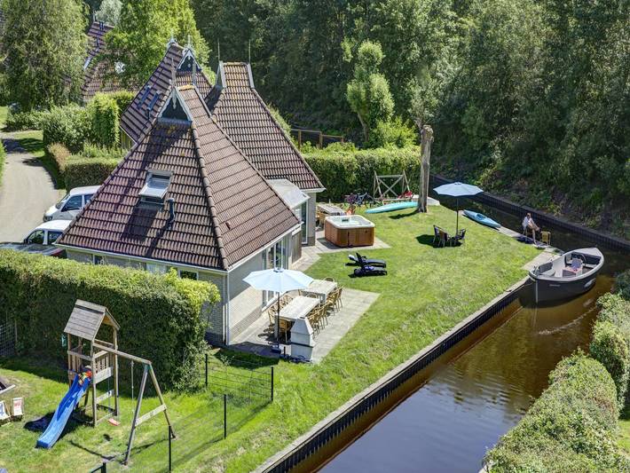 Vakantiehuis voor 16 personen, with sauna and tuin as well as terras, kindvriendelijk in Friesland