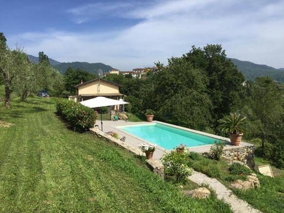 Ferienhaus für 8 Personen, mit Terrasse und Garten sowie Pool und Ausblick in Bagnone