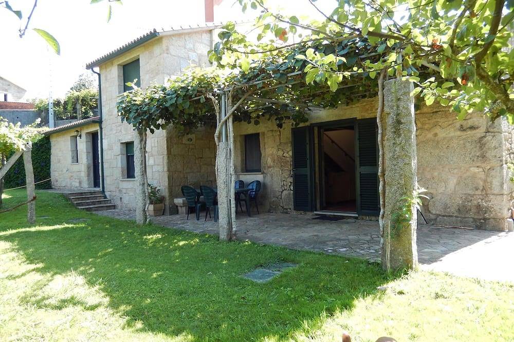 Porto Do Son: Old country hause, refurbished with a 1.500 garden in Porto do Son, Rías Baixas