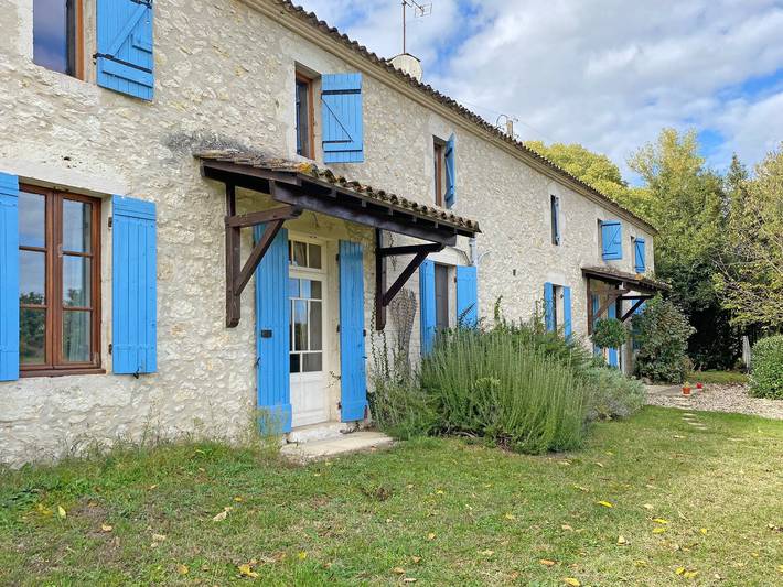 Location de vacances pour 13 personnes, avec Balcon et Jacuzzi ainsi que Terrasse et Jardin
