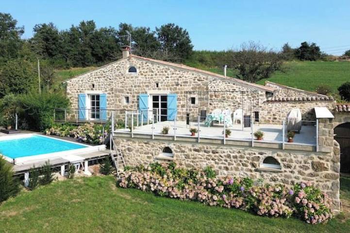 Location de vacances pour 10 personnes, avec jardin et balcon à Colombier-le-Vieux