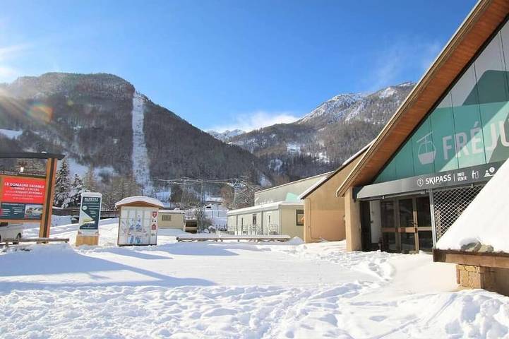 Appartement de vacances pour 2 personnes, avec piscine et sauna ainsi que jardin et jacuzzi, animaux acceptés