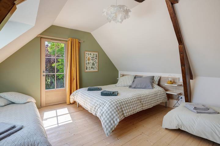 Cottage “Ishi To Ki” with Shared Pool, Private Terrace, and Wi-Fi in Chédigny, Loiredalen