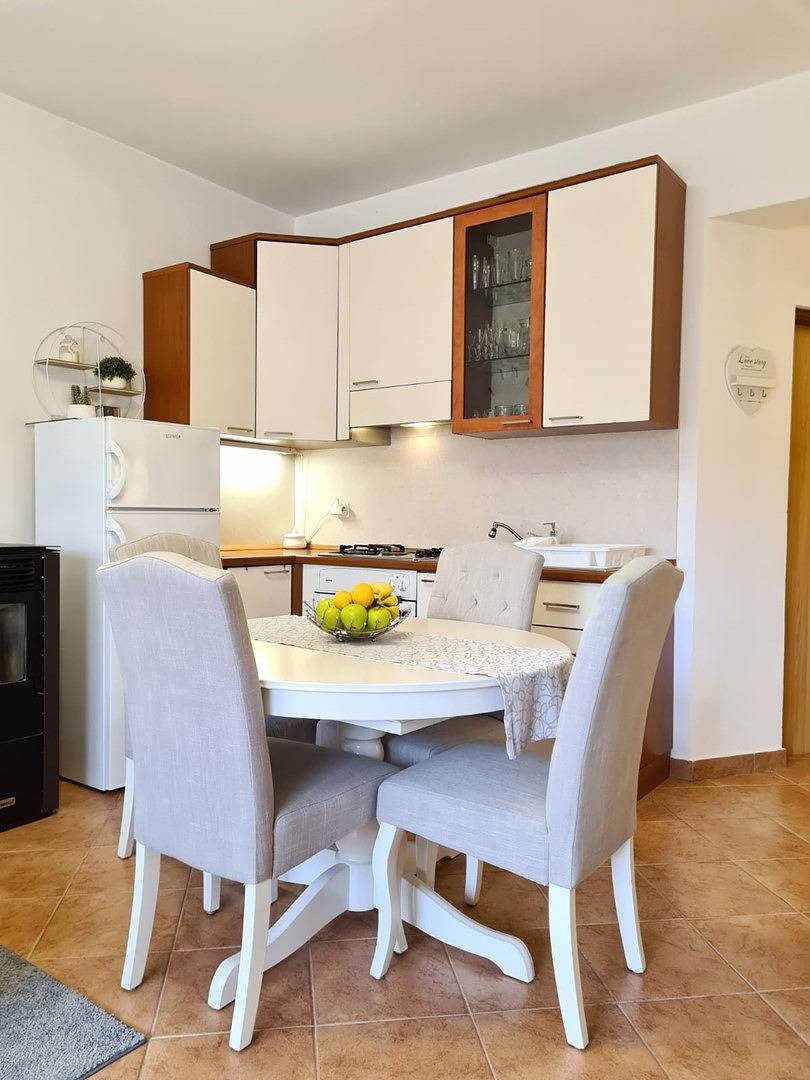 Ganze Wohnung, Nicely decorated apartment Neda by the sea in Pakostane, Zadar