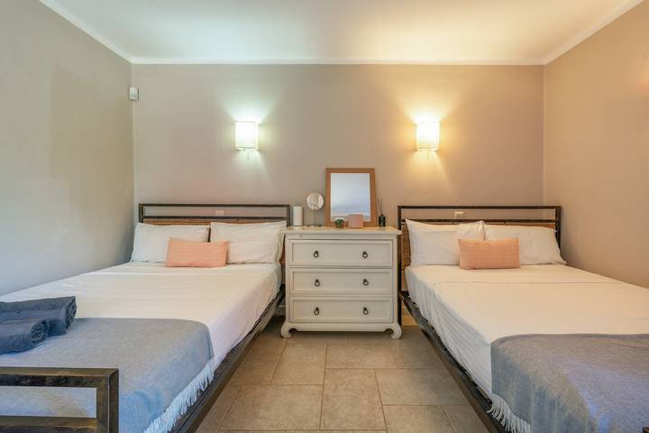 Room 'Pool House' with Shared Pool, Wi-Fi and Air Conditioning in Almancil, Faro District