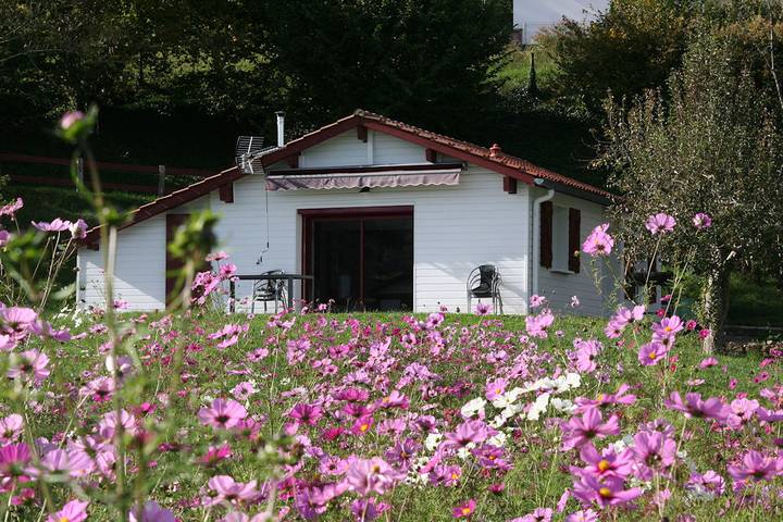 Gîte pour 5 personnes, avec piscine ainsi que jardin et terrasse, animaux acceptés